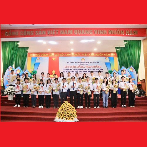 Phú Thọ: Quỹ Khuyến học, Khuyến tài Trạng nguyên Vũ Duệ huyện Lâm Thao trao thưởng năm học 2024-2025